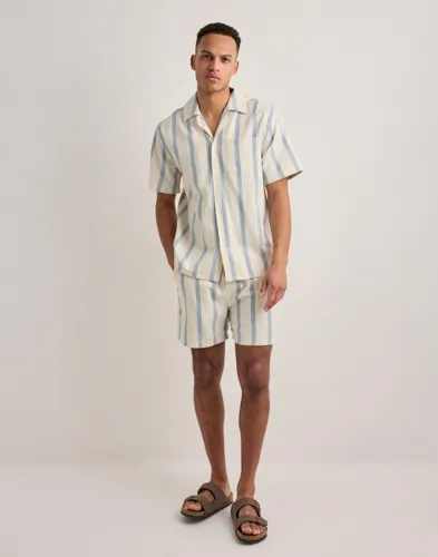 LES DEUX Lawson Stripe Ss Shirt Kortärmade skjortor herr – bild 3