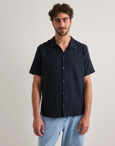 Samsøe Samsøe Avan Jx Shirt 14698 Randiga skjortor herr – bild 3