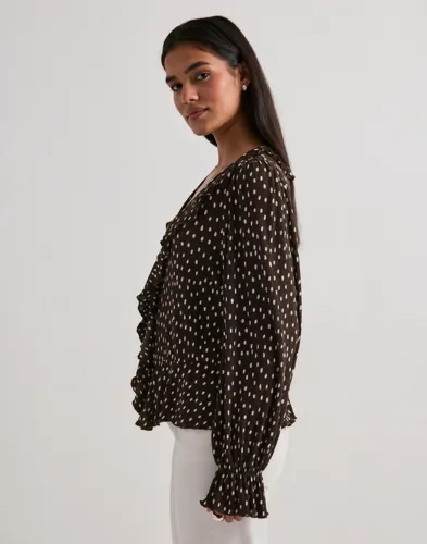 ONLY Onlkafie L/S Frill Top Wvn blusar dam – bild 2