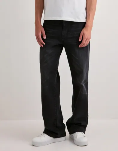 Svarta raka jeans från Woodbird med femficksdesign