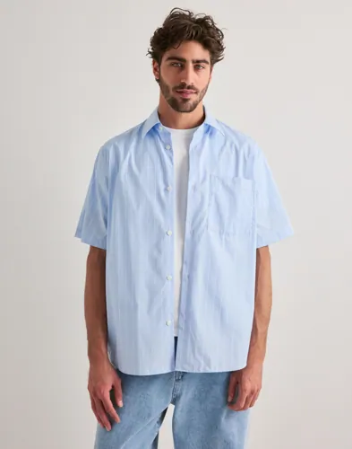 Blårandig kortärmad skjorta från Selected Homme med bröstficka