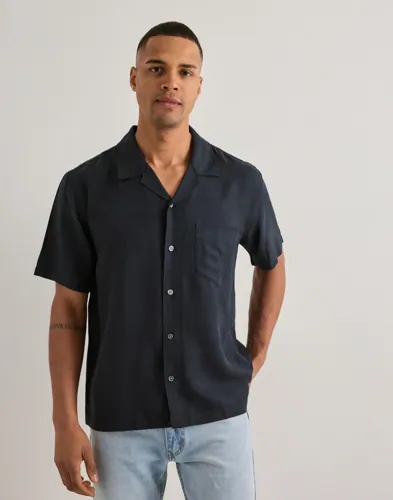 Blå kortärmad skjorta från Gant med camp collar-krage och bröstficka