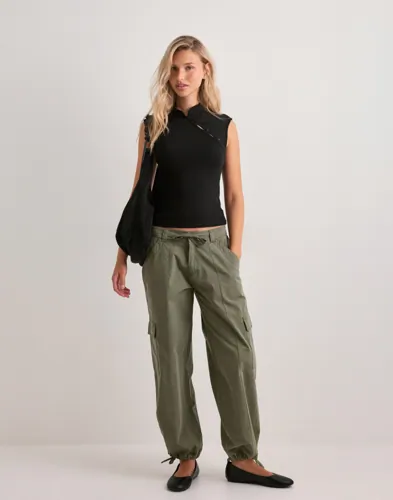 PIECES Pcjasmin Ss Button Detail Top Jrs D blusar dam – bild 2