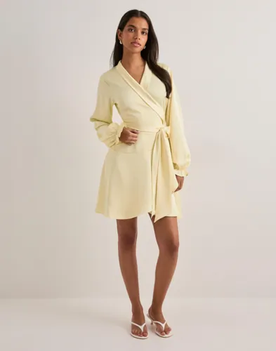NEO NOIR Colbie Heavy Sateen Dress omlottklänningar dam – bild 2