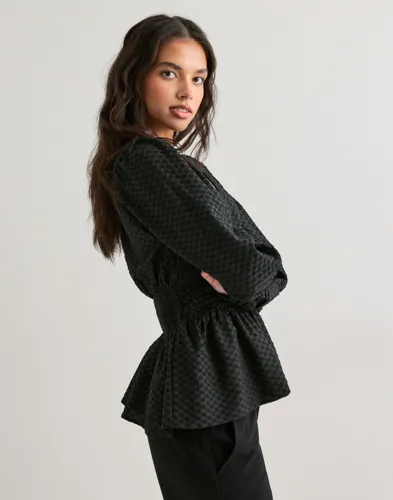 PIECES Pcmonika Ls Flounce Top Wvn D2D blusar dam – bild 2