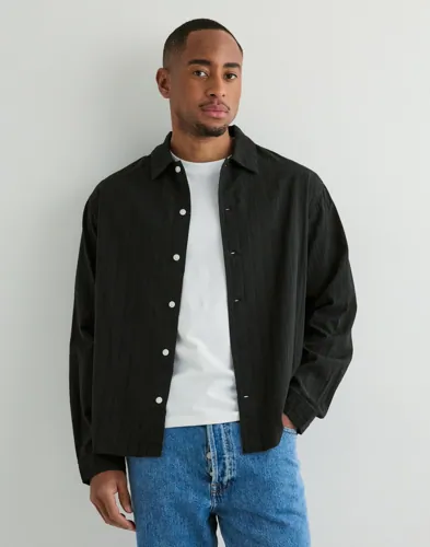 Svart strukturerad overshirt från Jack & Jones med knäppning framtill
