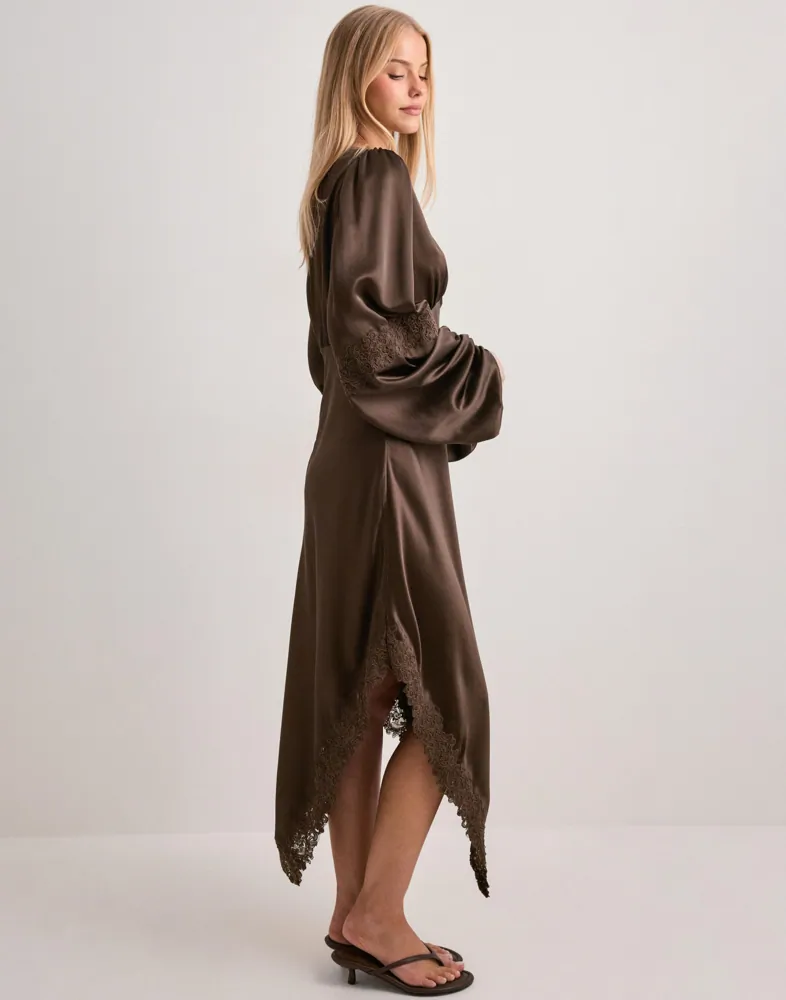 MALINA Seema Asymmetric Lace Hem Maxi klänningar dam – bild 3