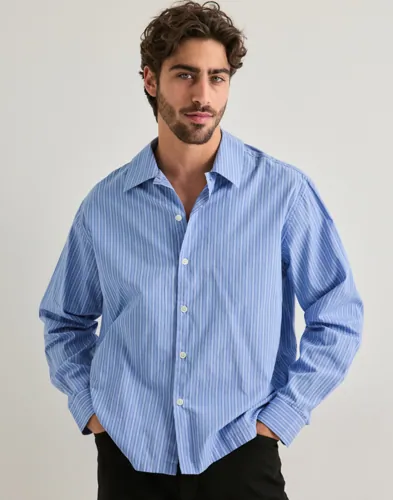 Blårandig skjorta från Only & Sons i relaxed fit med långa ärmar och knappar framtill