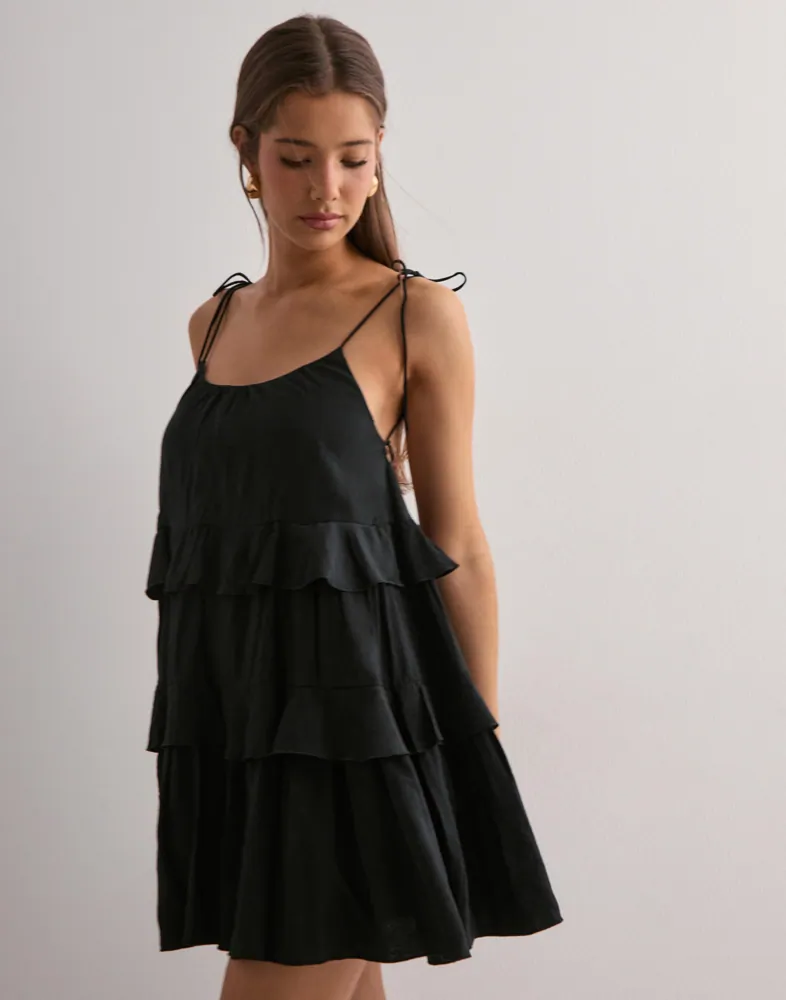 Buy Nelly Volume Flounce Dress - Black | Nelly.com Buy Nelly Volume Flounce Dress - Black | Nelly.com