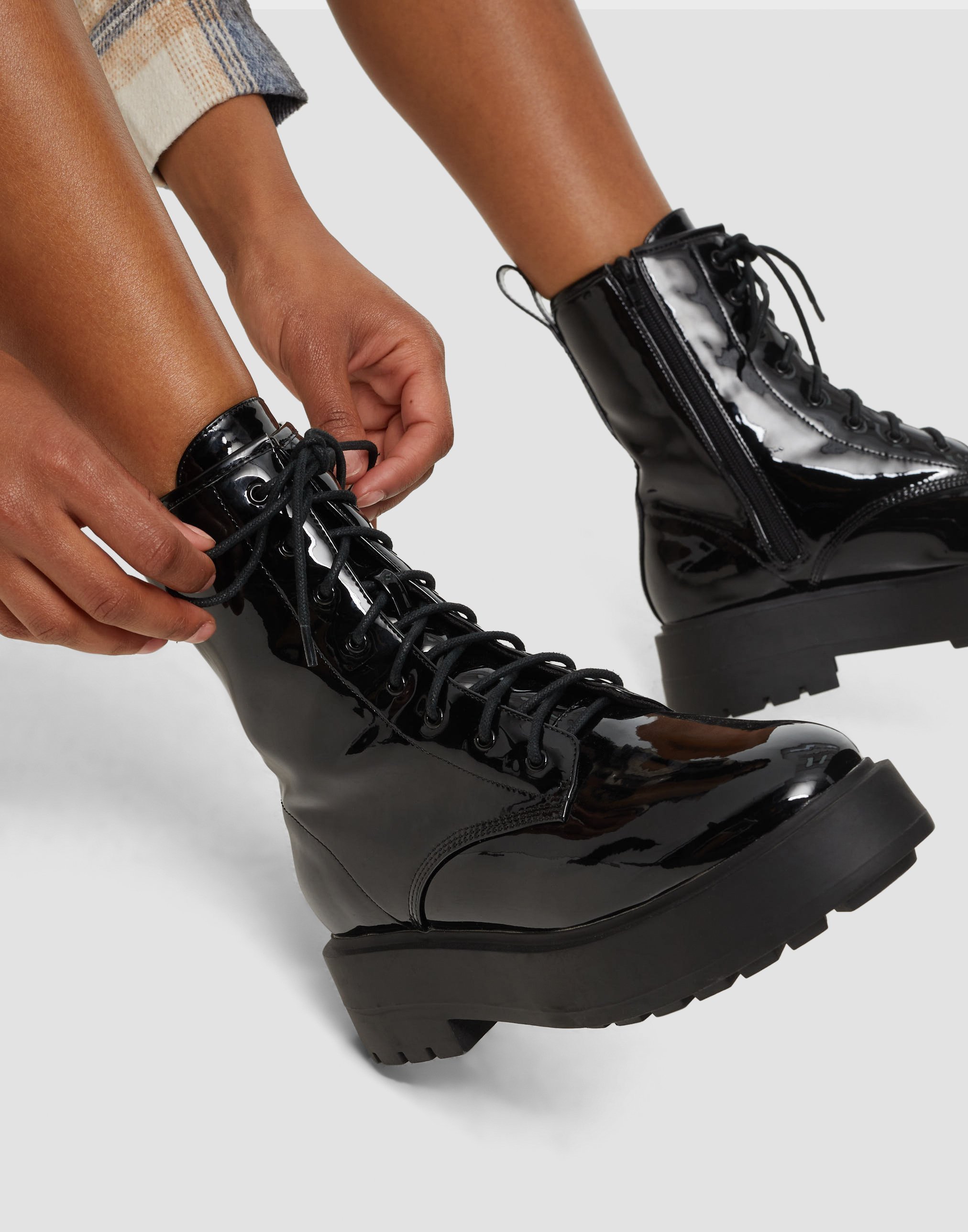 Shiny black lace up fashion boots