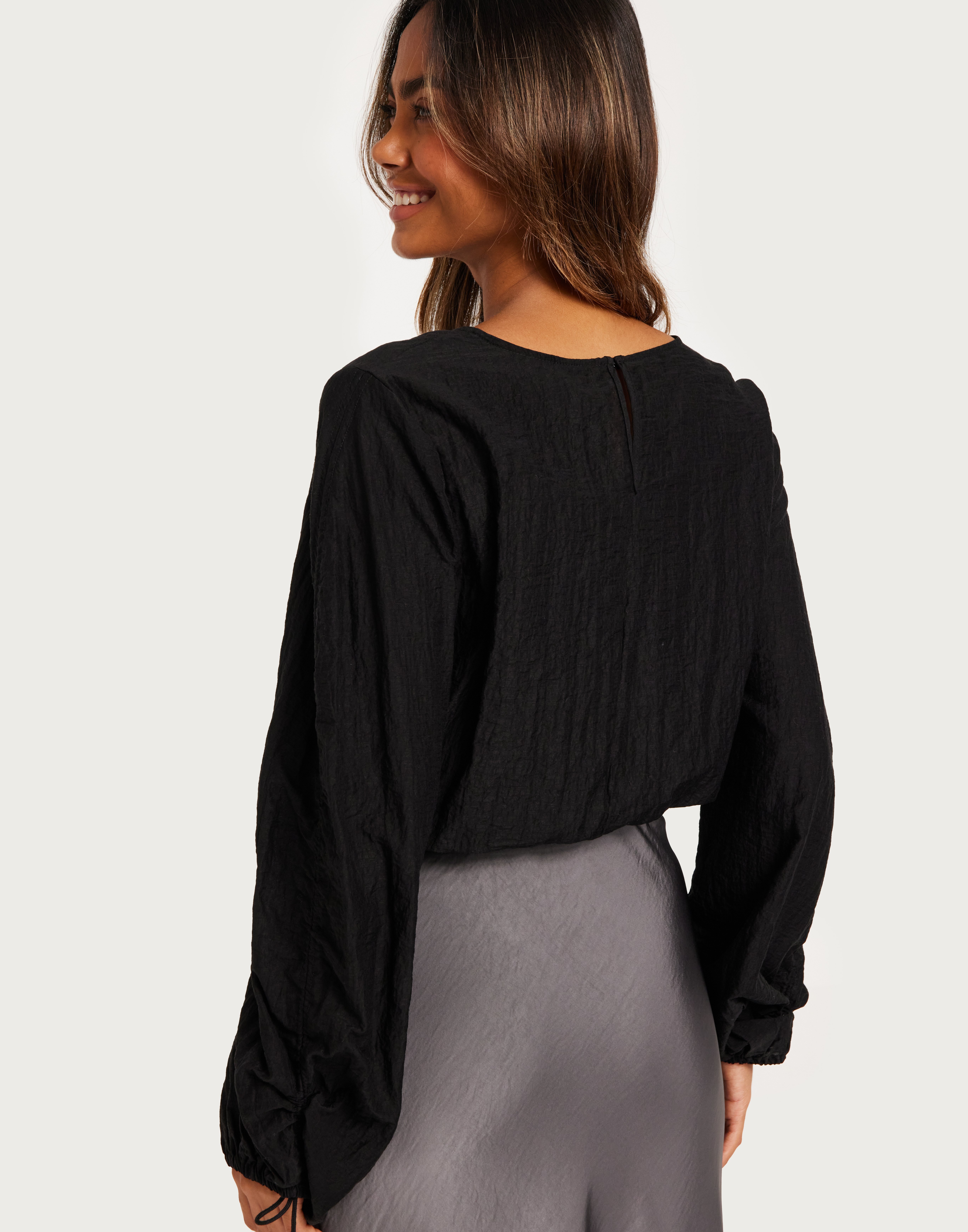 Köp Only ONLTIANA LS TOP WVN - Black | Nelly.com