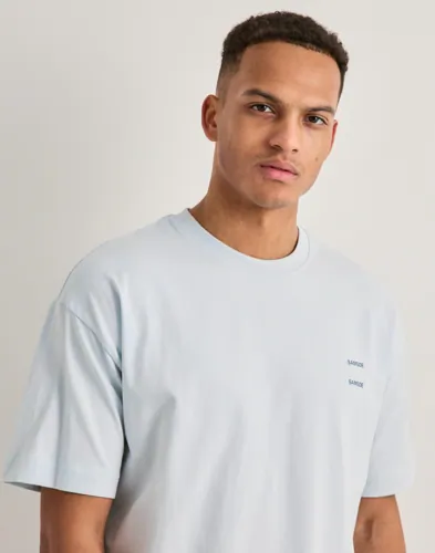 Blå t-shirt från Samsøe Samsøe med rund hals och tryckt logga på bröstet