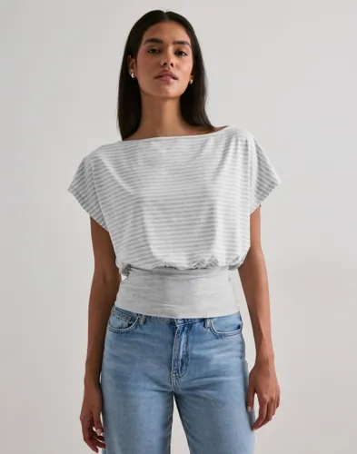 Nelly Soft Stripe Waist Top t-shirts dam – bild 2