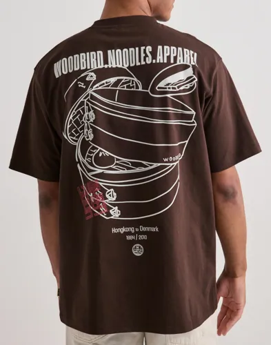 Woodbird Baine brun t-shirt med tryck på bröstet och rund hals