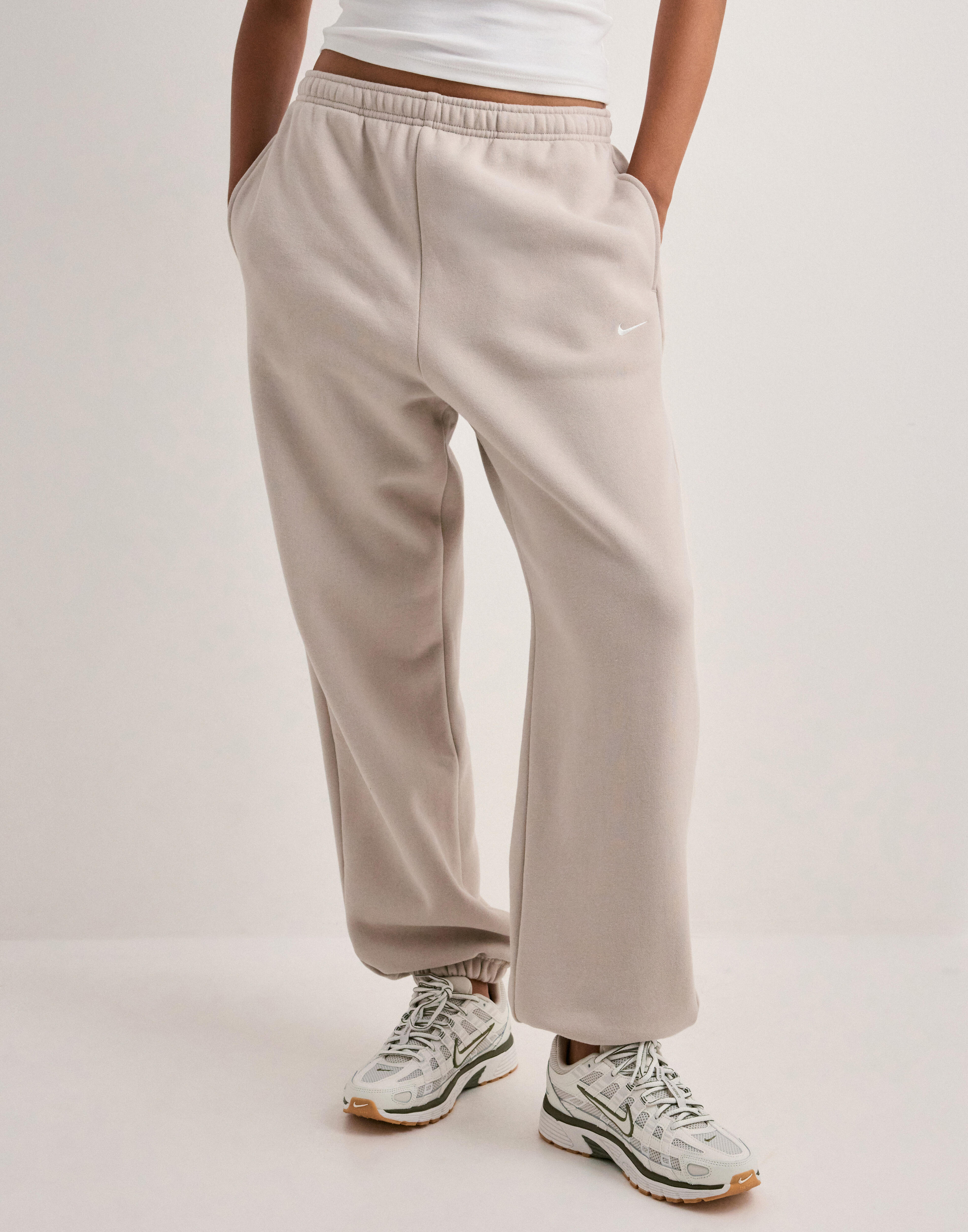Nike w nk stdo flc mw hr os cff pnt i — byxor med fickor från Nelly