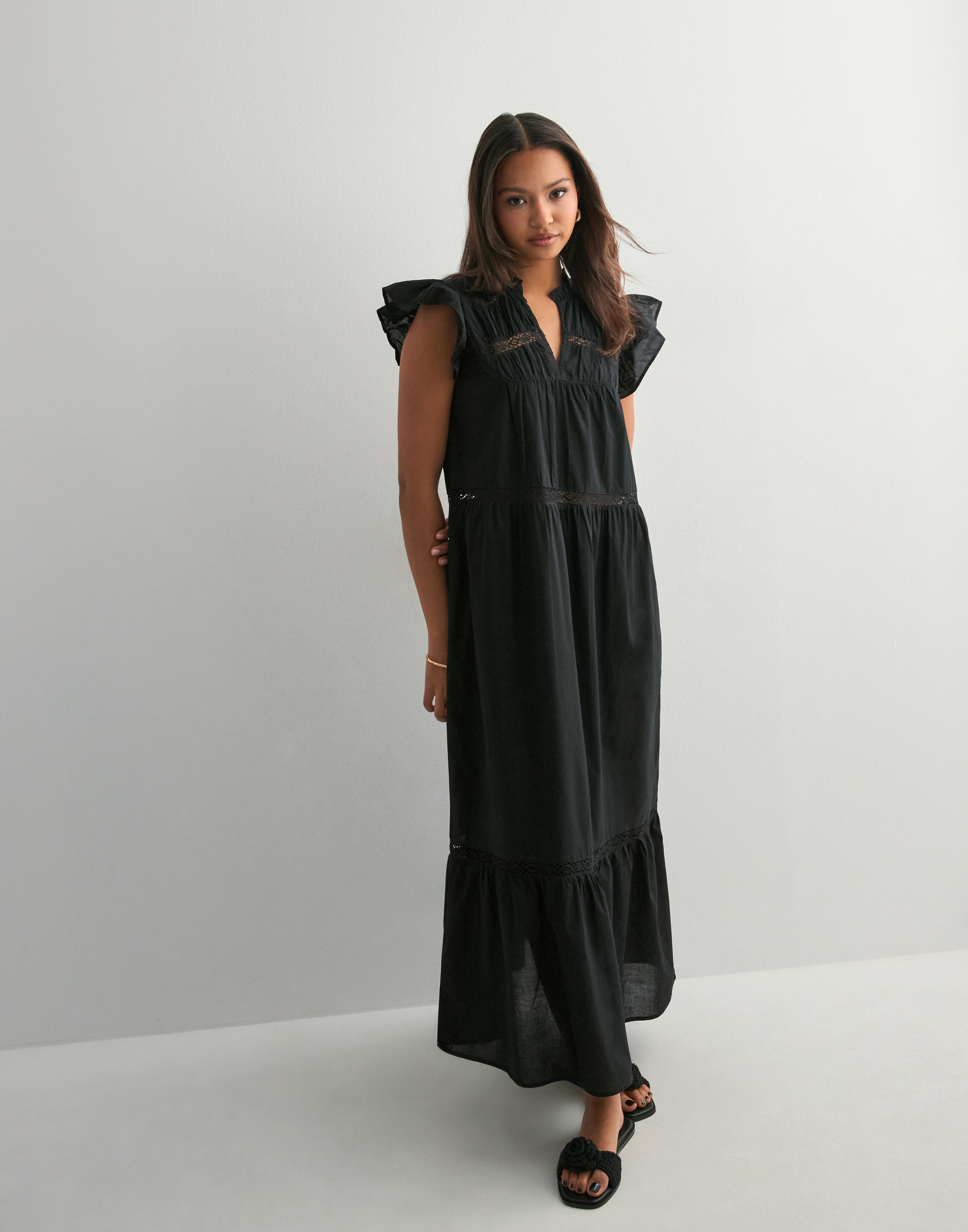 Buy Only ONLSUNNY CAPSL FRILL DRESS WVN NOOS - Black | Nelly.com
