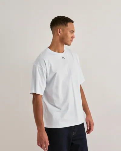 Vit Diesel t-shirt med rundad hals och broderad logga vid halsen