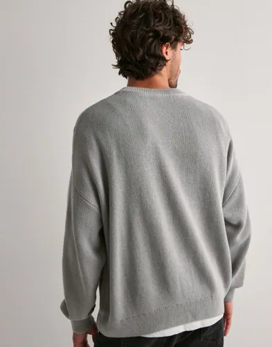 Que Sera Sera Bobby Boxy Knit Stickade tröjor herr – bild 3