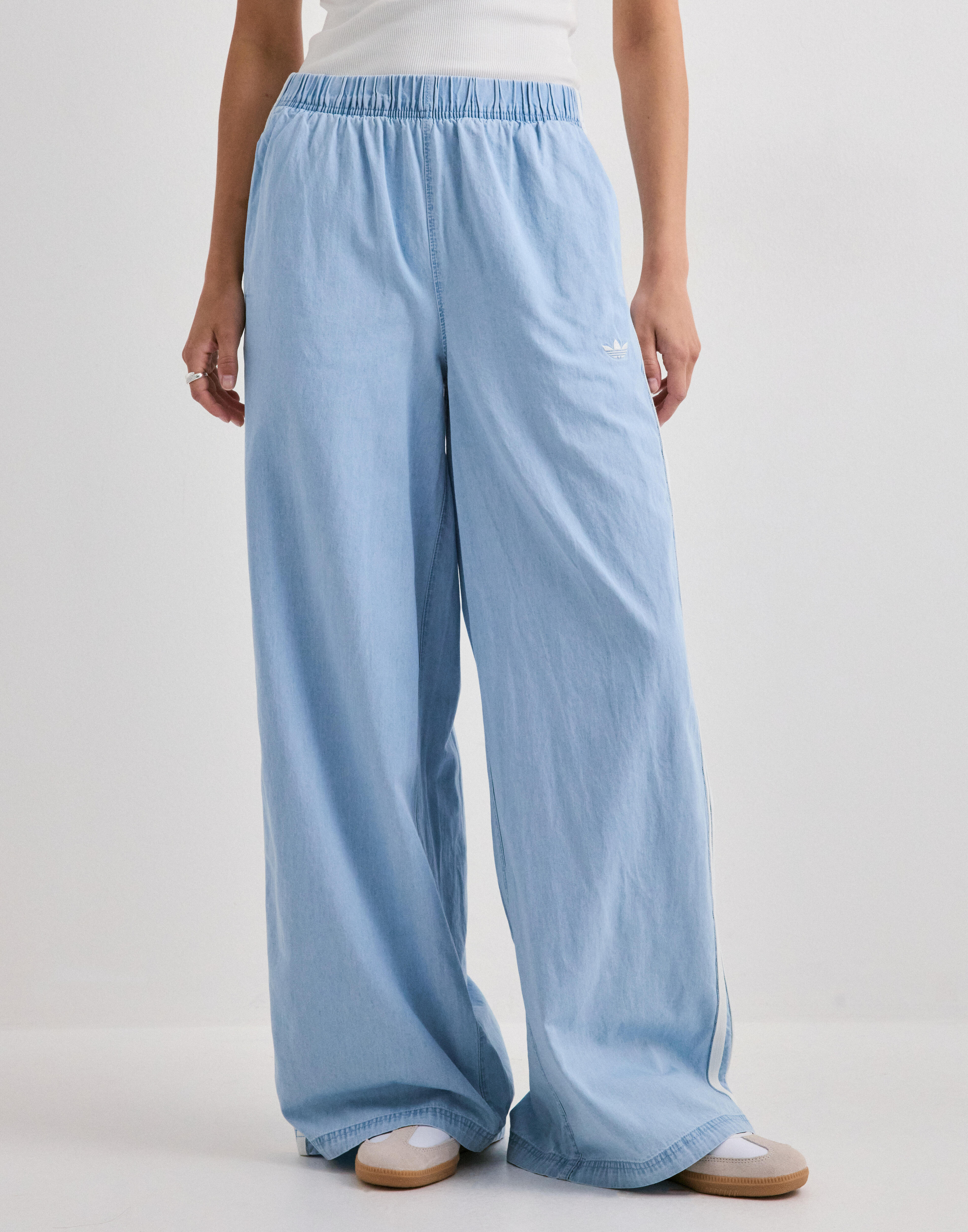 Adidas originals denim wide leg i — byxor med fickor från Nelly
