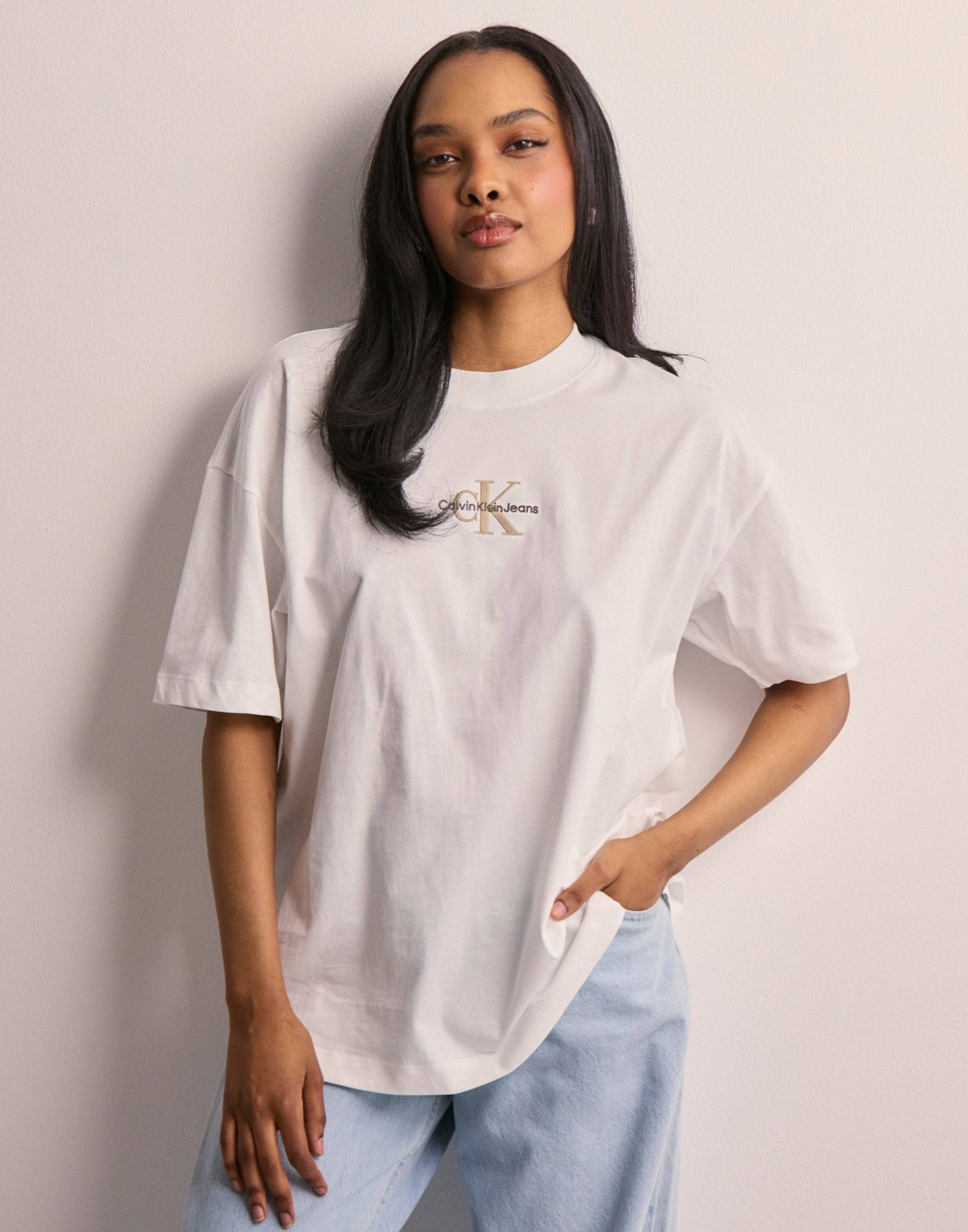 Buy Calvin Klein Jeans MONOLOGO BOYFRIEND TEE - Bright White | Nelly.com