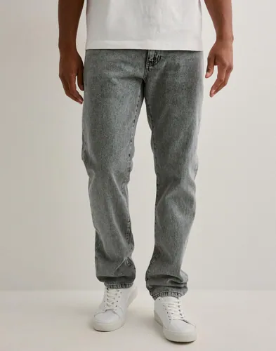 Woodbird straight jeans i askgrått med femficksdesign