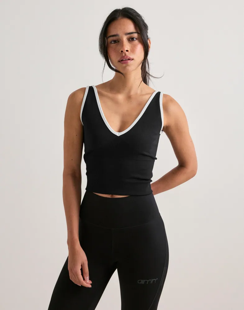 Shape Seamless Deep Cut Single