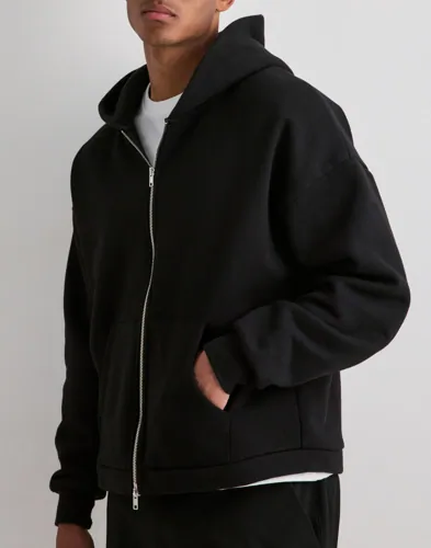 Svart zip-hoodie från Qué Sera Sera med dubbel dragkedja och framfickor