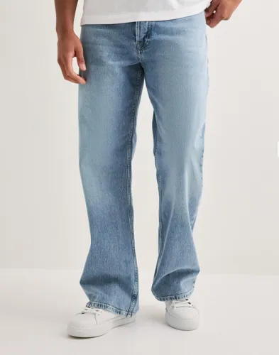 Blå flare jeans från Que Sera Sera med utsvängda ben och femficksdesign