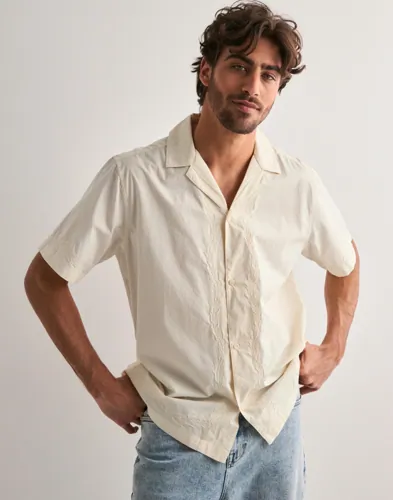 LES DEUX Lesley Embroidery SS Shirt Mönstrade skjortor herr – bild 2