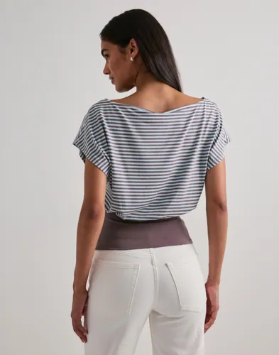 Nelly Soft Stripe Waist Top t-shirts dam – bild 3