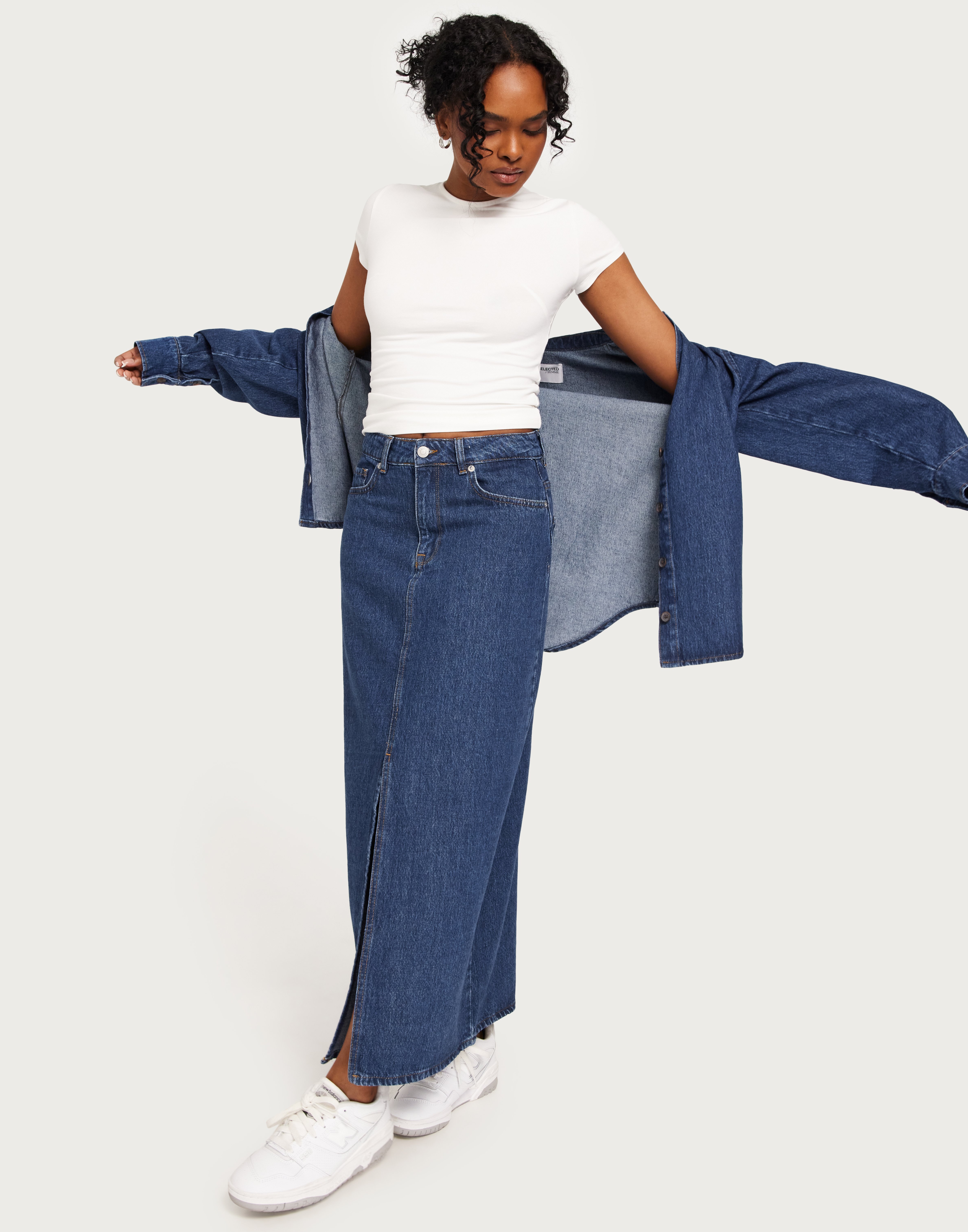 Custom-fit blue short denim skirt