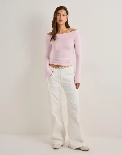 Nelly Ultra Soft Off Shoulder Top toppar dam – bild 2