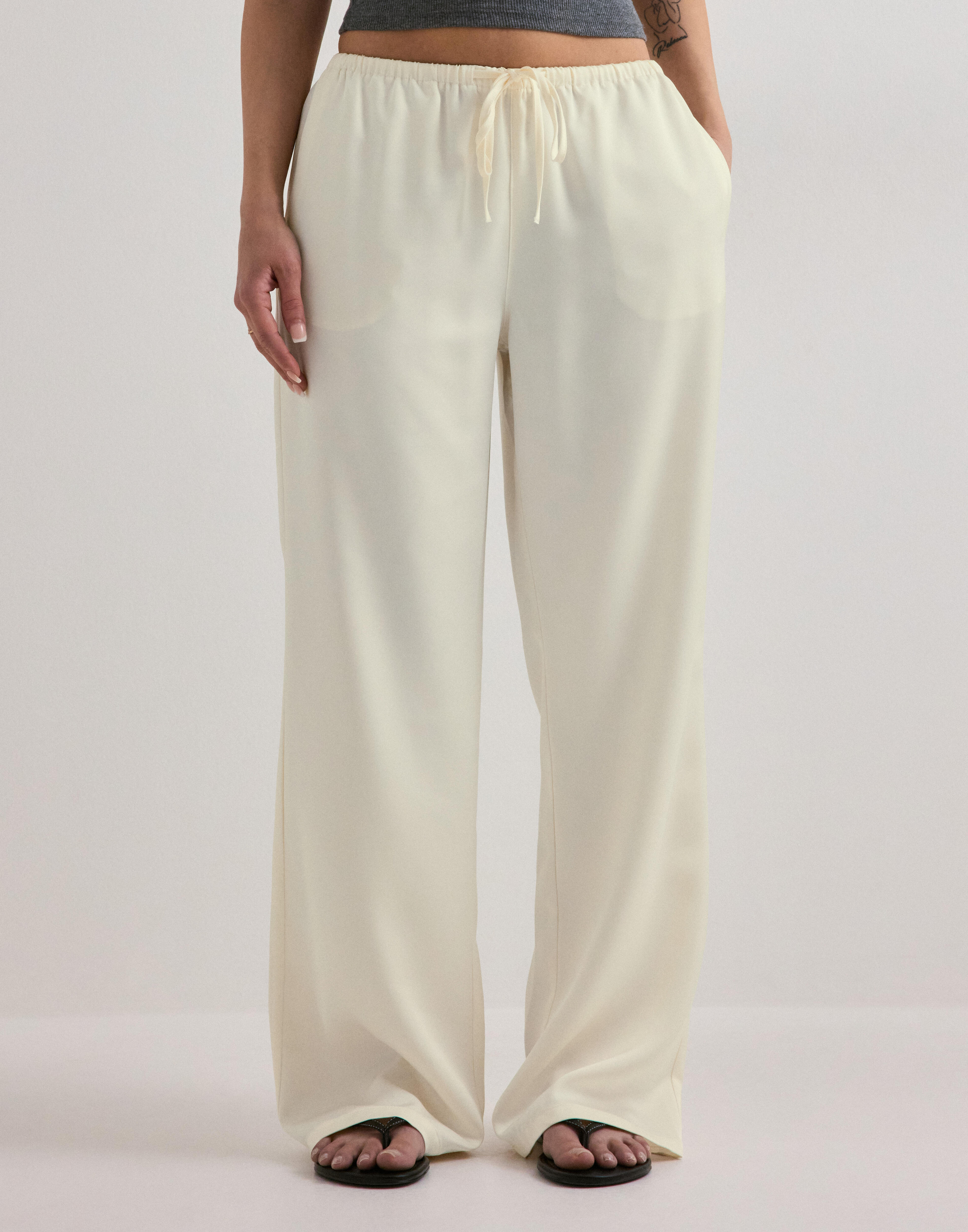 Gina tricot drawstring satin trousers i — byxor med fickor från Nelly