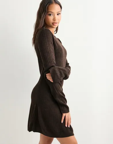 ONLY Onltessie Ls Rib Flared Dress at Kn stickade klänningar dam – bild 2