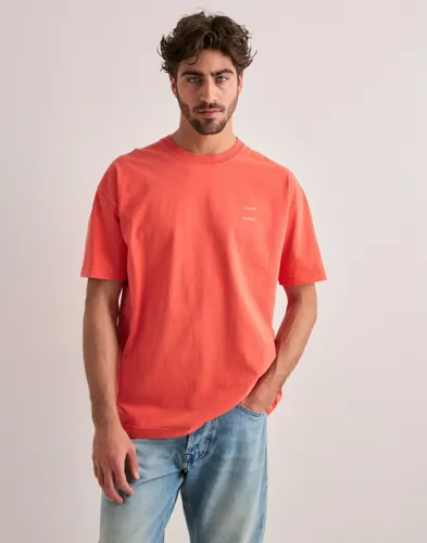 Röd t-shirt med logga från Samsøe Samsøe