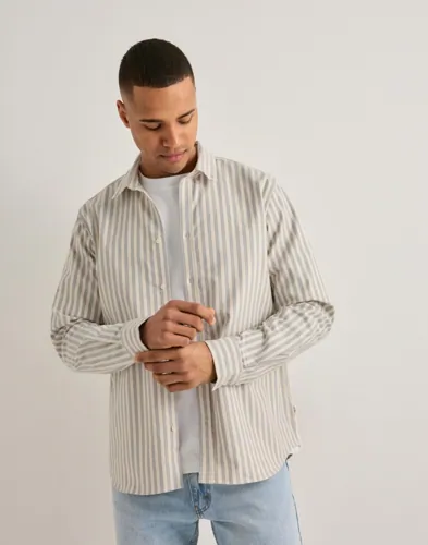 Beige randig oxfordskjorta från Les Deux med button down-krage