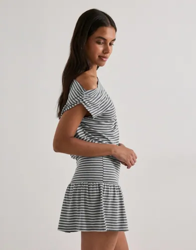 Nelly Soft Shoulder Mini Dress korta klänningar dam – bild 3
