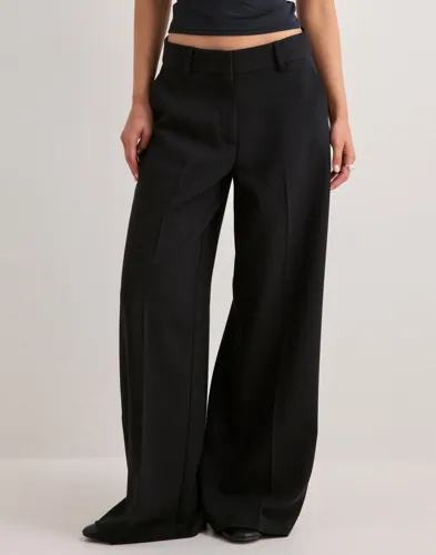 Nelly - Svart - Volume Back Pocket Suit Pants