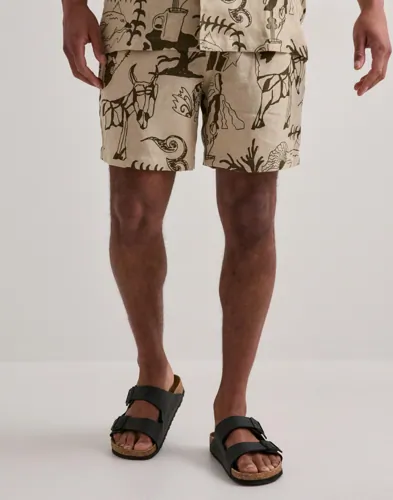Beige tunna shorts från OAS i Porto-modell