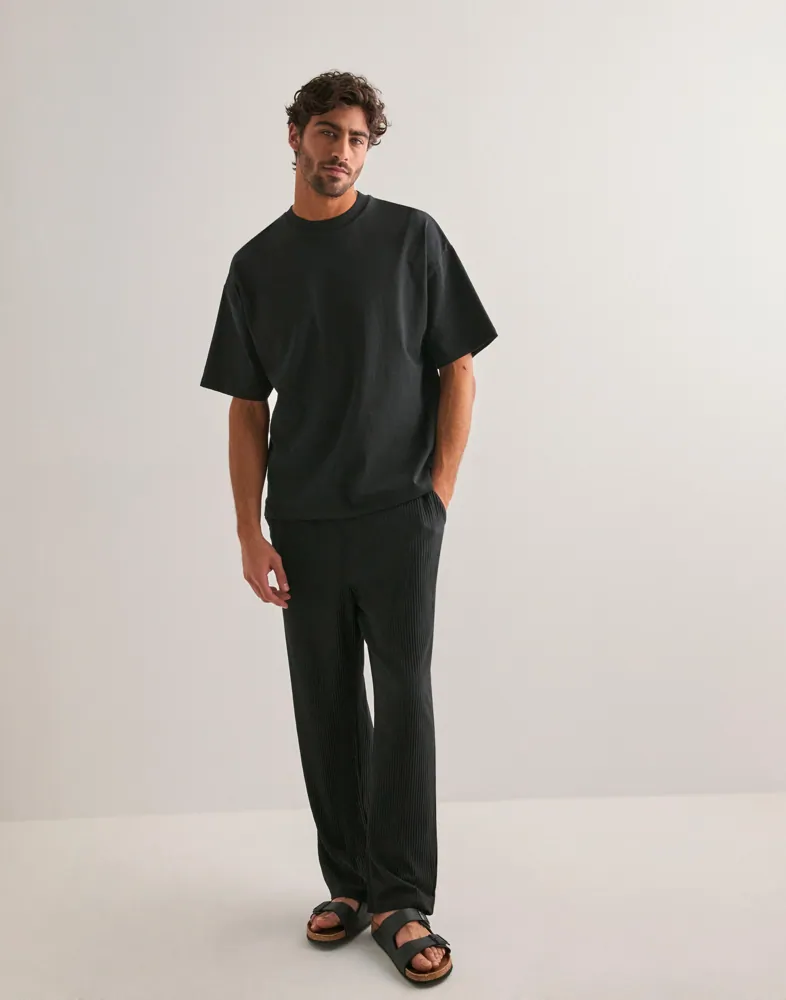 Jack & Jones - Joggingbroek van plissé met losse pasvorm in zwart | ASOS