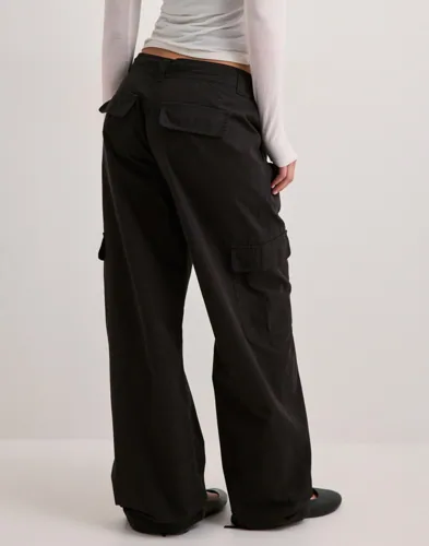 Nelly - Svart - Cargo Pants — produktbild