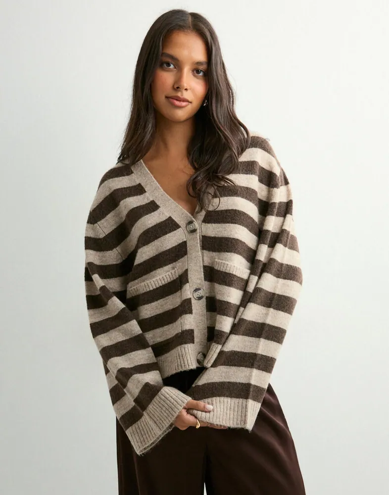 Knitted pocket cardigan