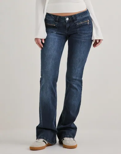Nelly - Blå - Super Low Zip Pocket Bootcut Jeans