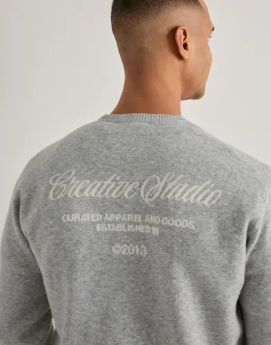 Grå stickad crewneck-tröja från Only & Sons med logga framtill