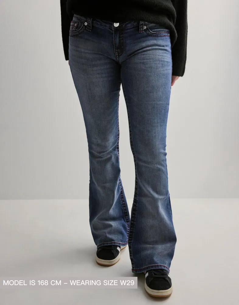 True Religion Nelly Ultra Low Rise Joey Flare Big T jeans dam – bild 3