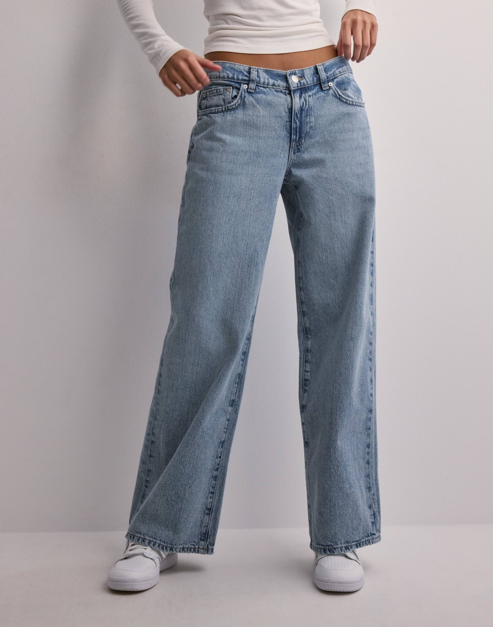Low wide jeans
