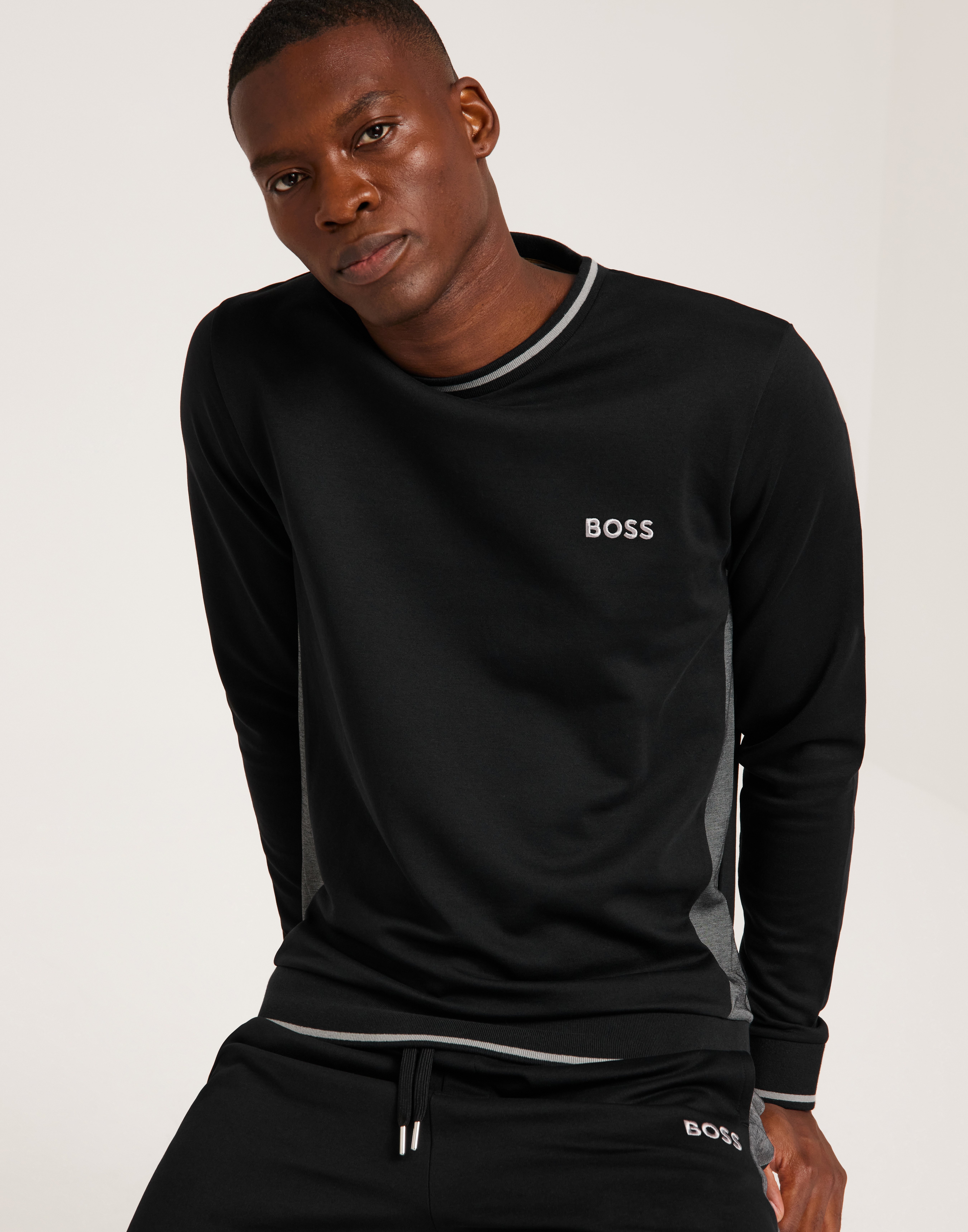 Kop BOSS Tracksuit Sweatshirt 10166548 22 Black NLYMAN