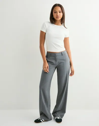 Nelly - Grå - Low Waist Relaxed Suit Pants