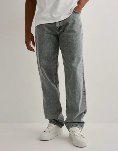 Grå straight jeans från Woodbird med rak passform och femficksdesign