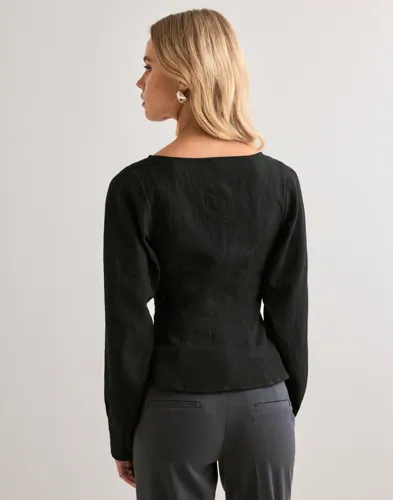 Nelly Shaped V-neck Blouse blusar dam – bild 2